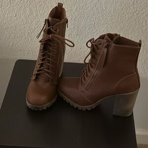 Soda Women's Malia Faux Lace Up Chunky Lug Sole Combat Boot, Brown, Size 10, new